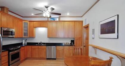 Heart of Oak Park, junamatka Chicagon. WiFi & Cable mukana!