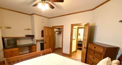 Heart of Oak Park, train ride to downtown Chicago. WIFI & Cable Included!