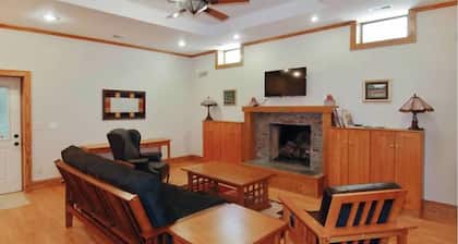 Heart of Oak Park, train ride to downtown Chicago. WIFI & Cable Included!