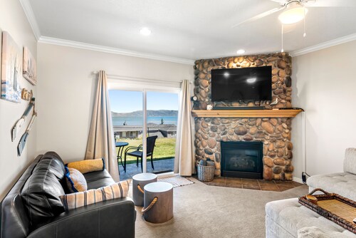Hygge Marina Condo: Spectacular Lake Views, Pool, Hot Tub, WiFi, Parking! 