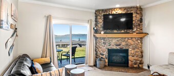 Hygge Marina Condo: Spectacular Lake Views, Pool, Hot Tub, WiFi, Parking! 