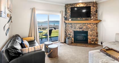 Hygge Marina Condo: Spectacular Lake Views, Pool, Hot Tub, WiFi, Parking!