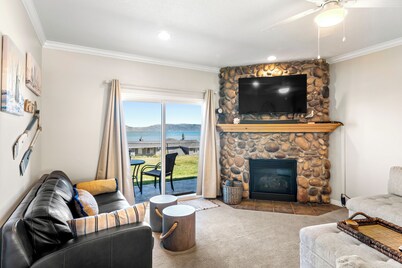 Hygge Marina Condo: Spectacular Lake Views, Pool, Hot Tub, WiFi, Parking!