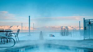 Un jacuzzi con vista a montañas nevadas.