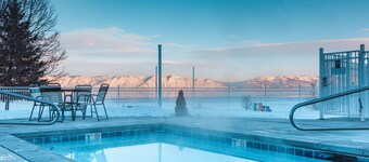 Hygge Marina Condo: Spectacular Lake Views, Pool, Hot Tub, WiFi, Parking!