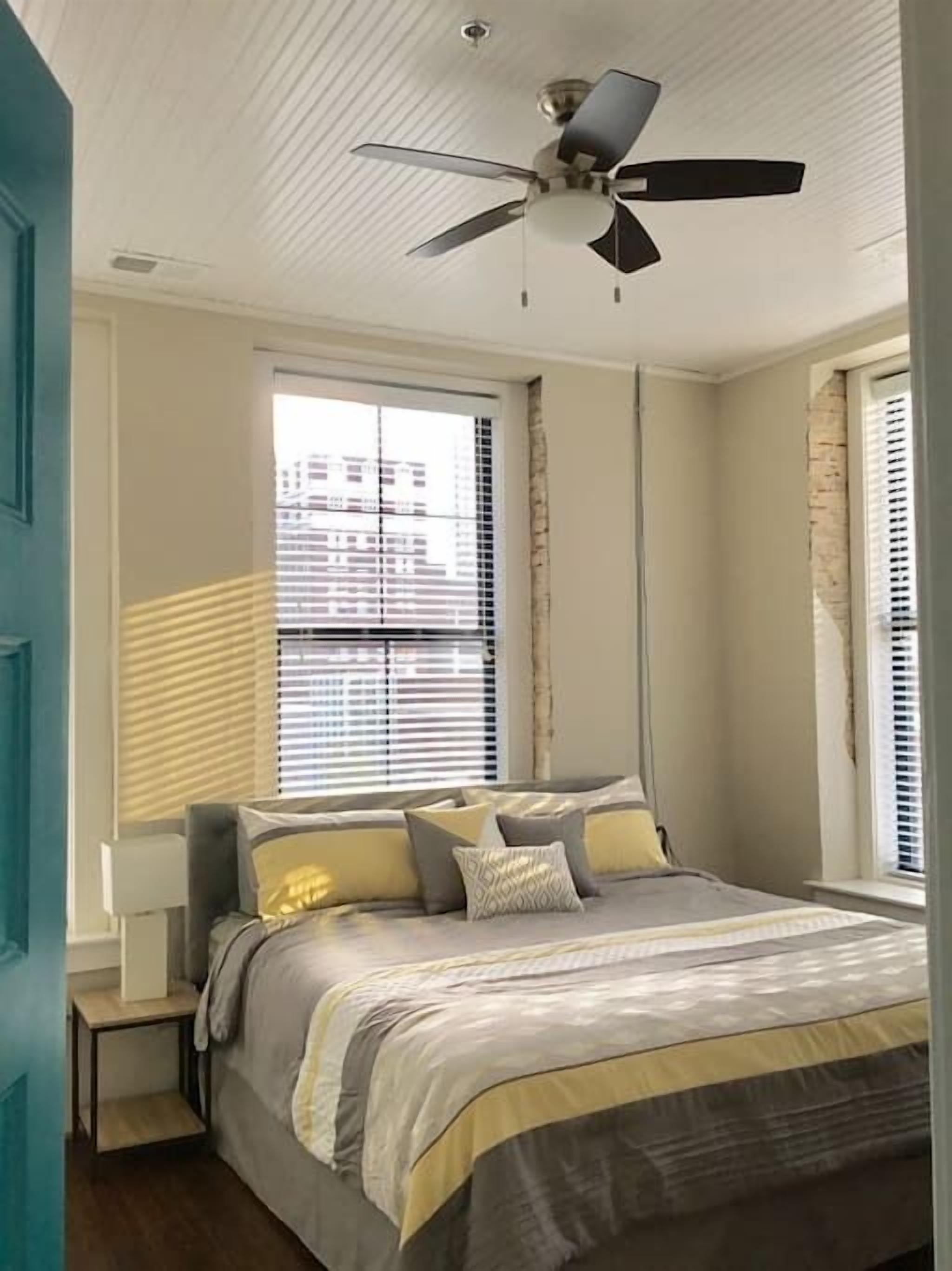 2 bedrooms, desk, iron/ironing board, WiFi