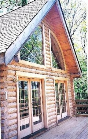 Exterior detail. Beautiful Log Chalet, Hot Tub, Gas Grill, Secluded 6 wooded acres. Best privacy