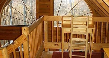 Kaunis hirsihuvila ... Hot Tub kannella ... Secluded..Near Luray