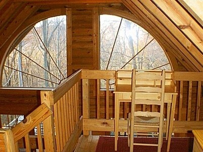 Beautiful Log Chalet, Hot Tub, Gas Grill, Secluded on 6 wooded acres. Privacy