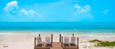 Plage, chaises longues, serviettes de plage