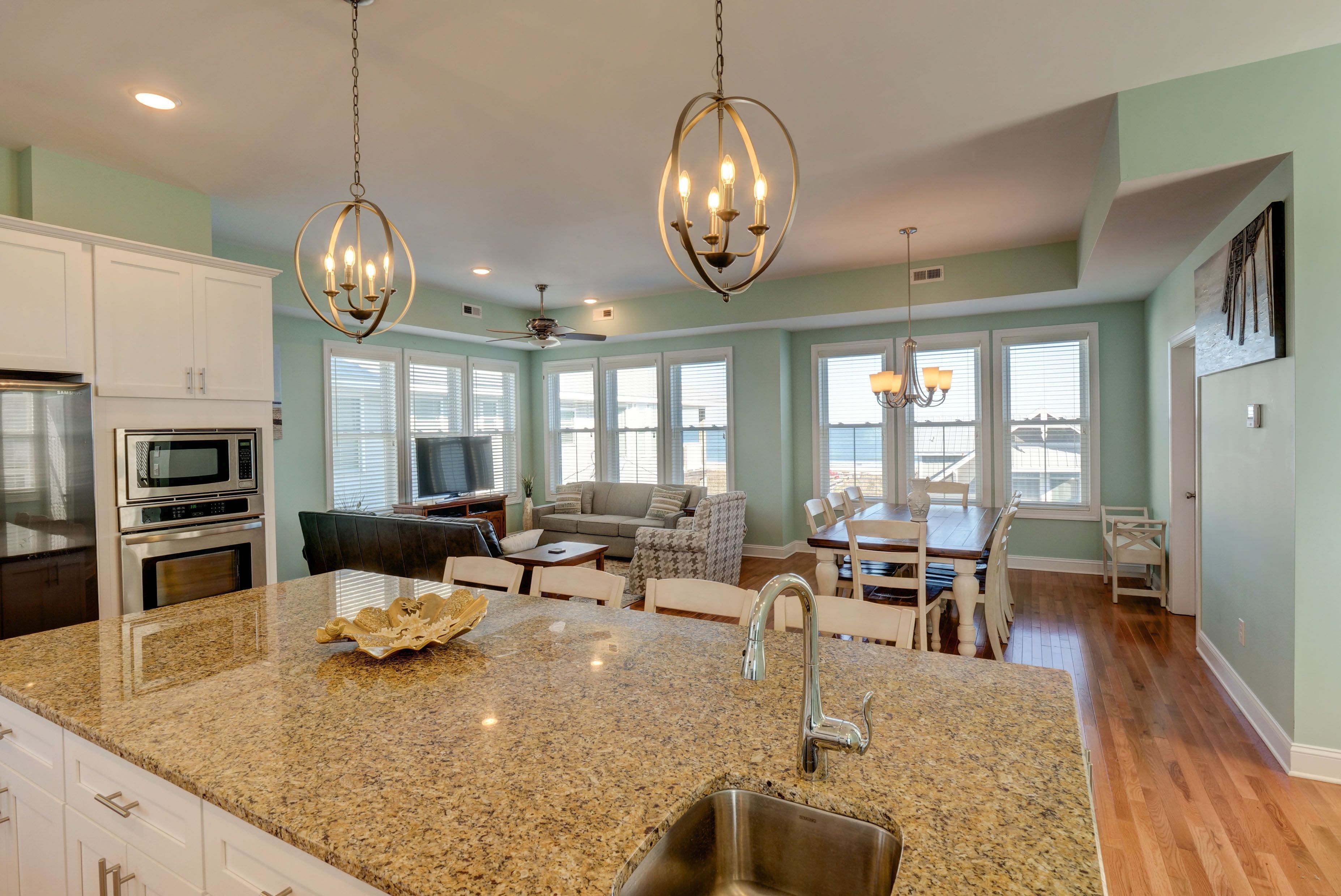 Beautiful house built in 2018 - 4 bed w/ 3 kings, mstr suite, priv. bch access!