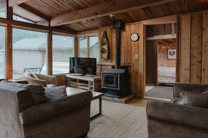 Fernseher, Kamin, Videospiele, DVD-Player