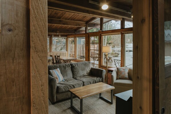 Télévision, cheminée, jeux vidéo, lecteur de DVD