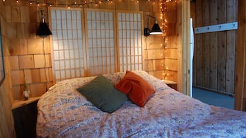 3 habitaciones, tabla de planchar con plancha y ropa de cama