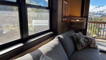 Smart-tv, eldstad och dvd-spelare