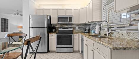 Réfrigérateur, micro-ondes, four, plaque de cuisson