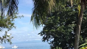 Sur la plage, chaise longue, serviettes de plage