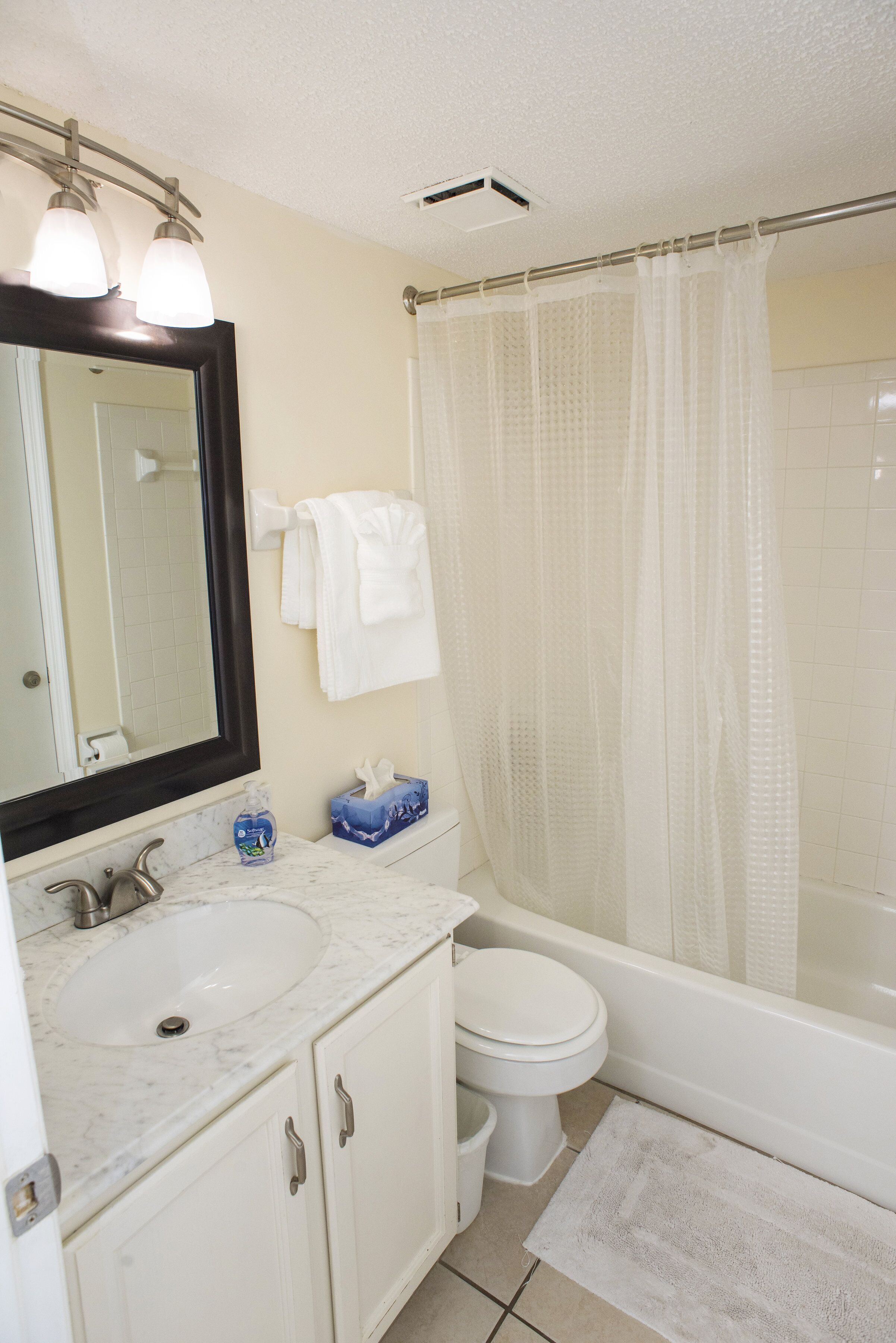 Une salle de bain avec un lavabo, des toilettes et une baignoire.