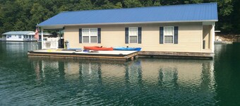 Attitude Adjustment Beautiful Floating Home on Scenic Norris Lake