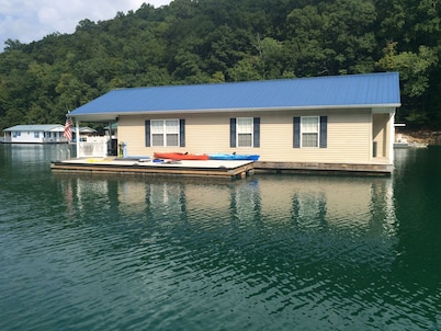 Ajuste de actitud Hermosa casa flotante en el pintoresco lago Norris