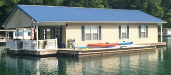 Attitude Adjustment Beautiful Floating Home on Scenic Norris Lake