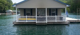 Ajustement de l'attitude Belle maison flottante sur le pittoresque lac Norris