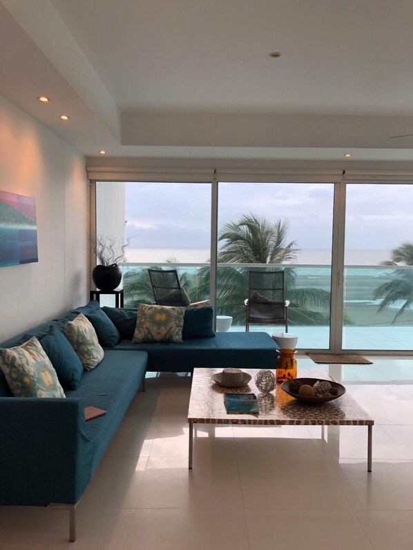 TV, books, video library, stereo - Luxury & Comfort Steps from the Beach- 2 Pools! Family Friendly & Gourmet Cook! (Cartagena)