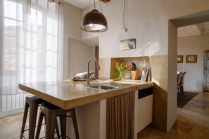 Frigorifero, forno, piano cottura, lavastoviglie