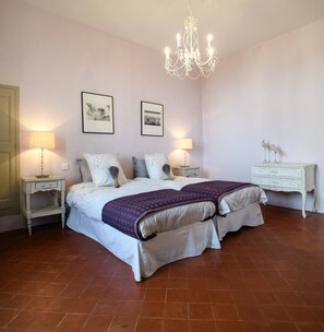 3 chambres, fer et planche à repasser, lit de bébé portatif