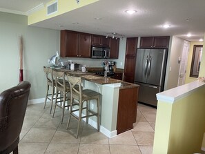 Kylskåp, mikrovågsugn, ugn och spishäll