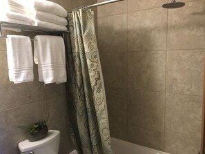 Combined shower/tub, hair dryer, towels, soap - Narrow Road Townhouse (Soldotna)