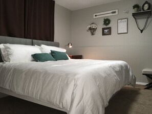 2 bedrooms, desk, blackout drapes, iron/ironing board - Narrow Road Townhouse (Soldotna)