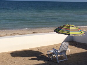 Plage, chaises longues, serviettes de plage