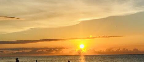Sur la plage, chaise longue, serviettes de plage