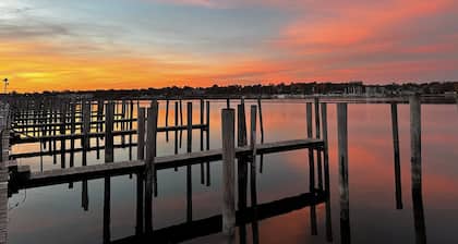 Bayfront King, Harbor View & Porch, Location, Location!