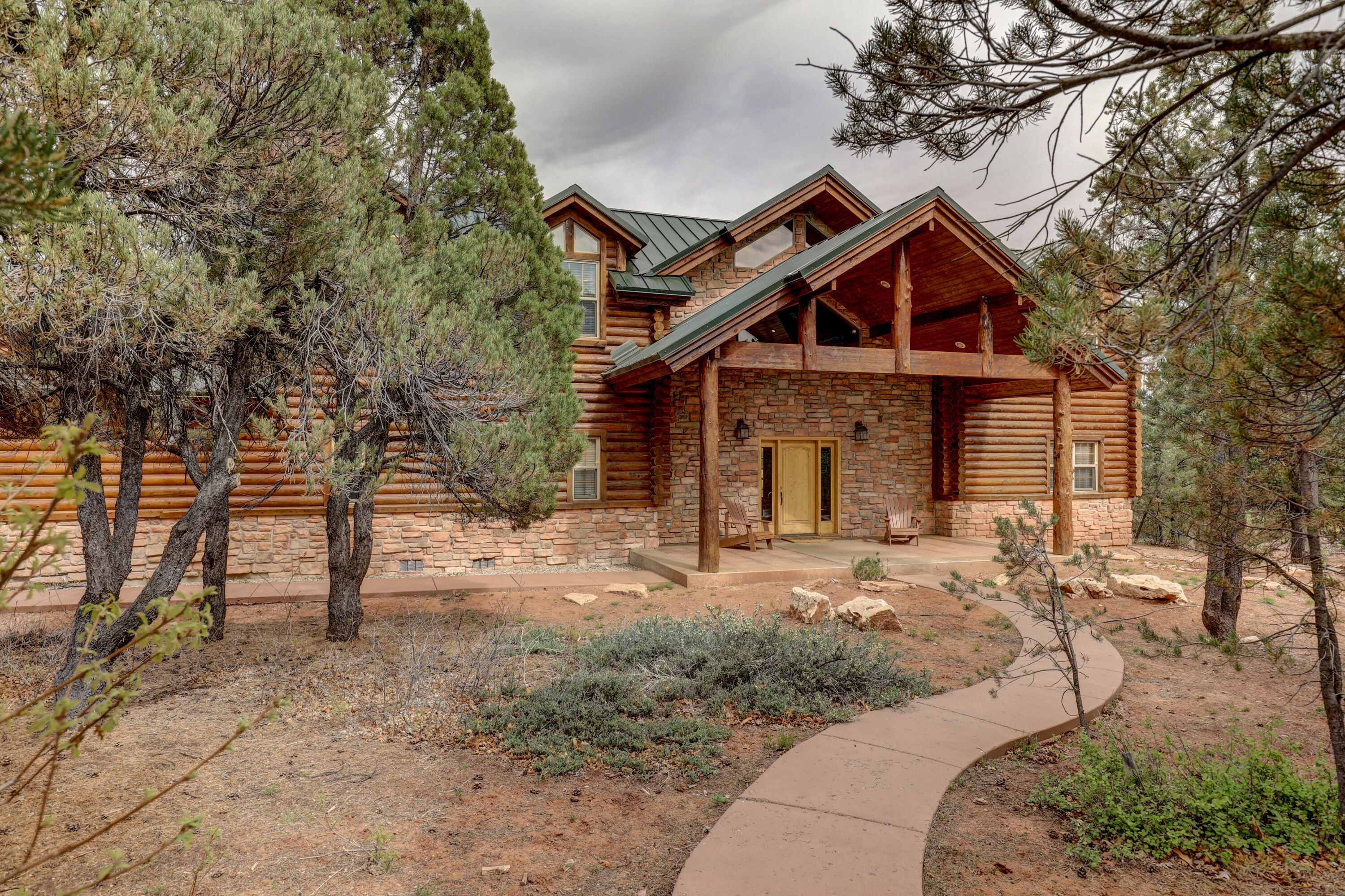 Authentic log cabin on the canyon ridge, walking distance to Ponderosa resort.