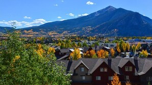 Un quartier résidentiel avec des maisons et une montagne en arrière-plan.