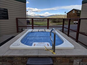 Outdoor spa tub - Gorgeous lake and mountain views from large 7th floor penthouse condo in Frisco (Frisco)