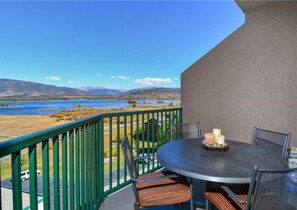 Outdoor dining - Gorgeous lake and mountain views from large 7th floor penthouse condo in Frisco (Frisco)