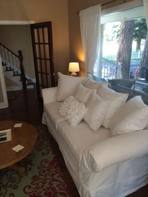 Televisión, chimenea, consola de videojuegos, reproductor de DVD