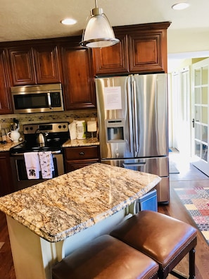 Refrigerador, microondas, horno, placa de cocina