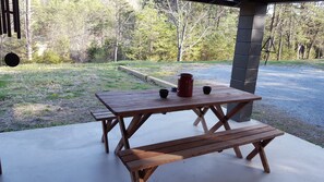Outdoor dining - Pine Cone Cabin at Fort Valley (Fort Valley)