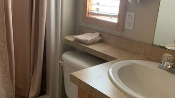 Douche, sèche-cheveux, serviettes fournies, savon