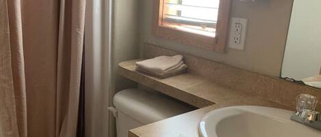 Douche, sĂšche-cheveux, serviettes fournies, savon