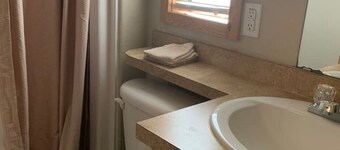 Cabina con 1 camera da letto, quattro posti letto. Cucciolo amichevole. La proprietà è sul fiume Brazos.