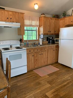 Køleskab, mikrobølgeovn, ovn, kogeplade