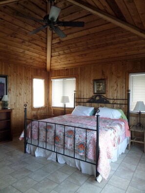 3 bedrooms, desk, iron/ironing board, free WiFi - OCEANFRONT☆One level living w/ramp access to house & dune deck. Walk to dining!  (Kitty Hawk)