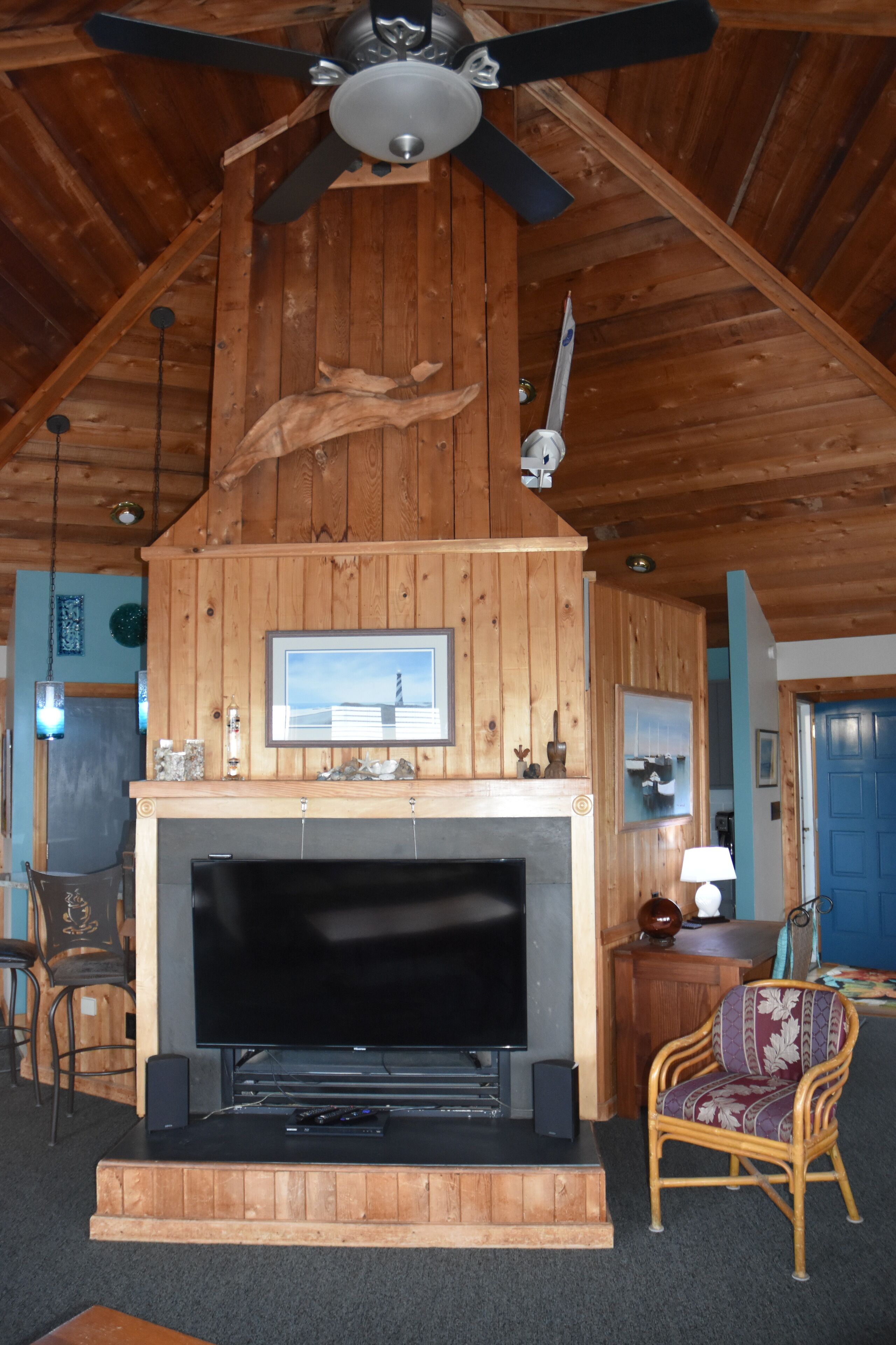 Smart-tv, een dvd-speler, boeken en een muziekbibliotheek