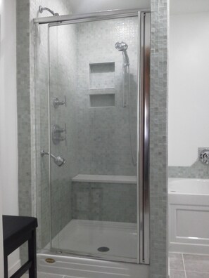 Combined shower/tub, jetted tub, hair dryer, towels