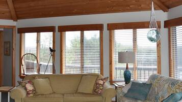 Smart TV, reproductor de DVD, libros y biblioteca musical